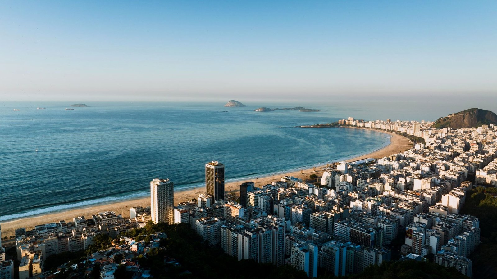 Vista aérea de la playa de Copacabana y el skyline de Río de Janeiro al atardecer